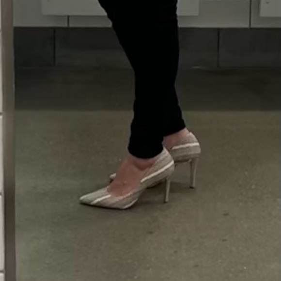 Grey White Python Snake Print, High Heels Pumps size 10 Vince Camuto Worn Twice - Picture 5 of 6